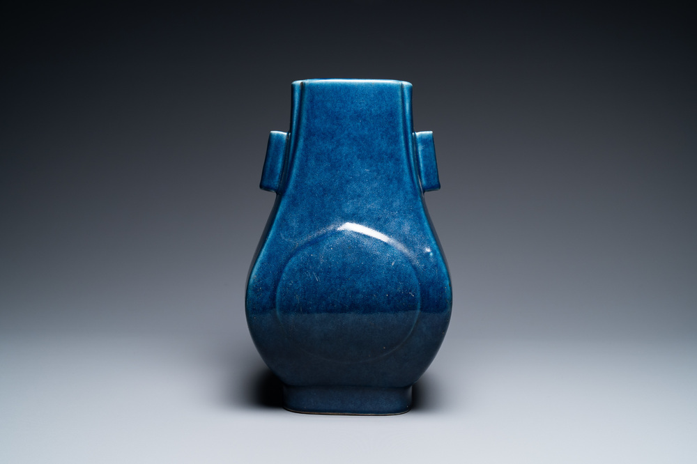 Un vase de forme 'fanghu' en porcelaine de Chine en bleu monochrome, marque et &eacute;poque de Guangxu
