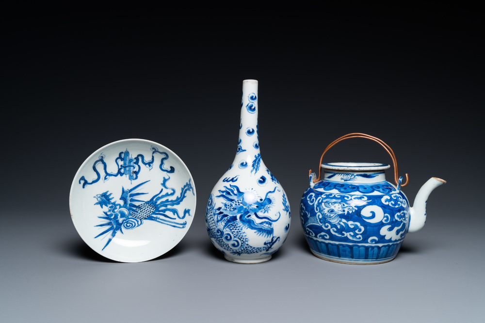 Drie stukken Chinees 'Bleu de Hue' porselein voor de Vietnamese markt, 19e eeuw