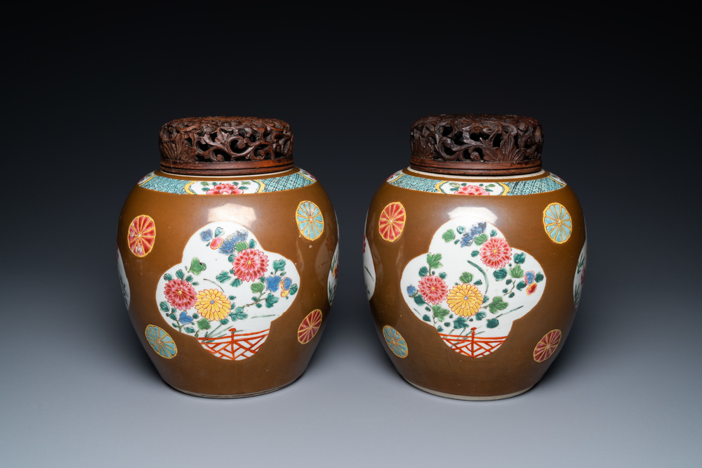 Een paar Chinese famille rose potten met bruine fondkleur, Qianlong