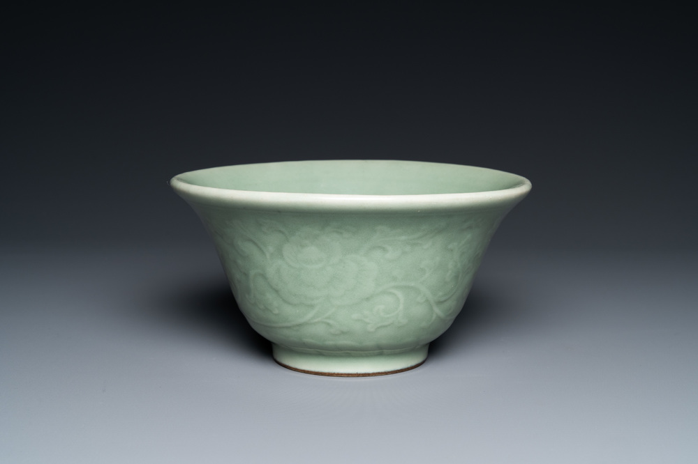 Een Chinese monochrome celadon kom met pioenslingers, Chenghua merk, 18/19e eeuw