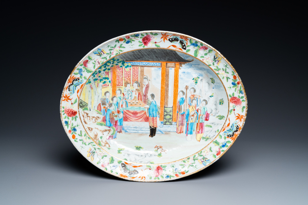 Un plat ovale en porcelaine de Chine famille rose de Canton, 19&egrave;me