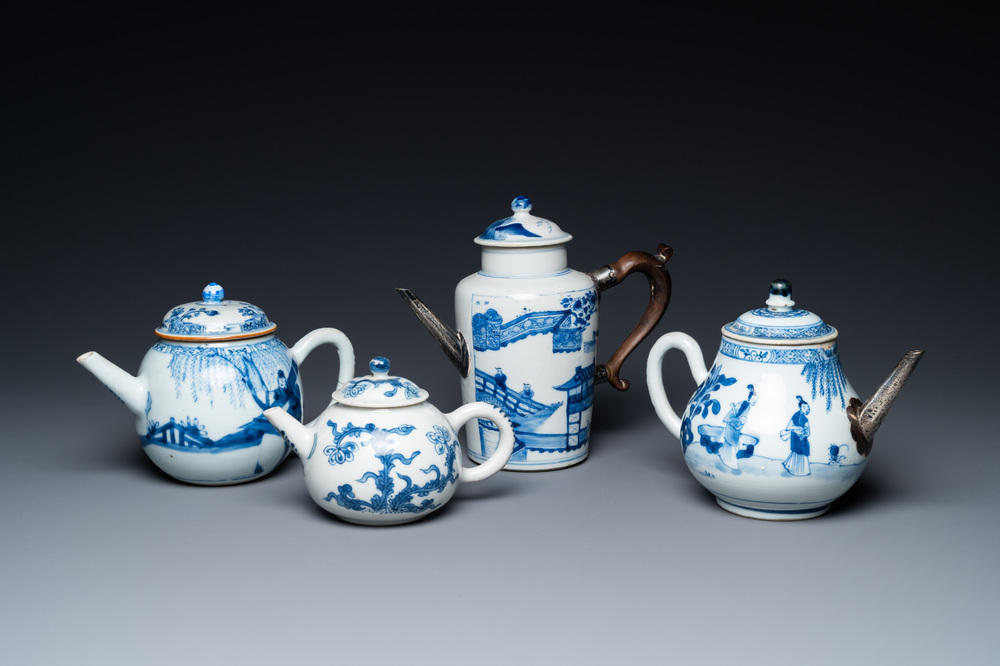 Vier Chinese blauw-witte theepotten, Kangxi