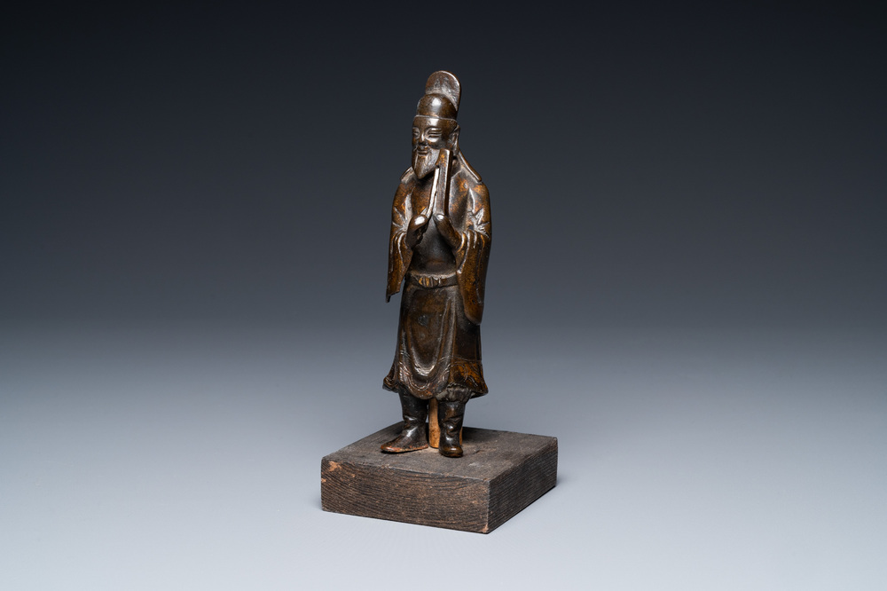 Une figure d'un lettr&eacute; en bronze partiellement dor&eacute;, Ming