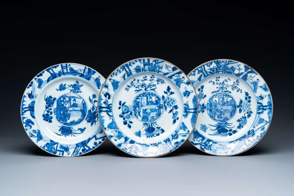 Trois plats en porcelaine de Chine en bleu et blanc aux m&eacute;daillons bomb&eacute;s, Kangxi