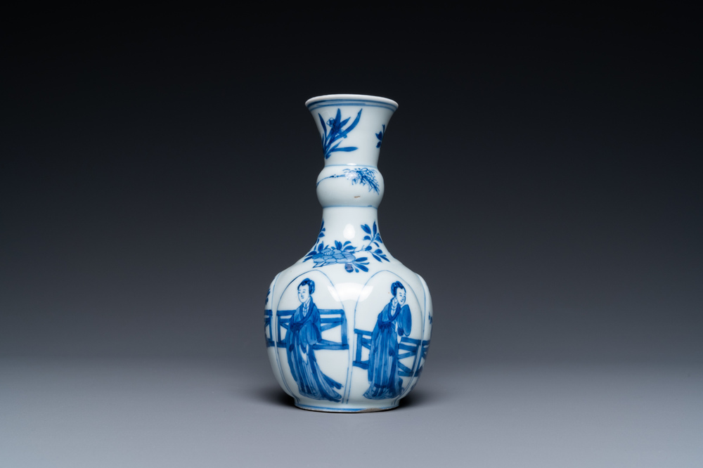 Een Chinese blauw-witte vaas in lotusvorm gemouleerd, Kangxi