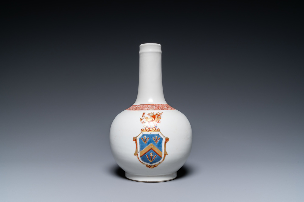 Un vase de forme bouteille en porcelaine de Chine &agrave; d&eacute;cor armori&eacute;, Qianlong