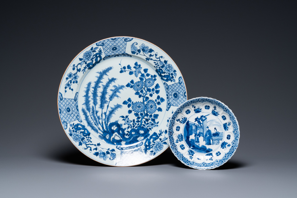 Een Chinese blauw-witte schotel en een bord, Kangxi