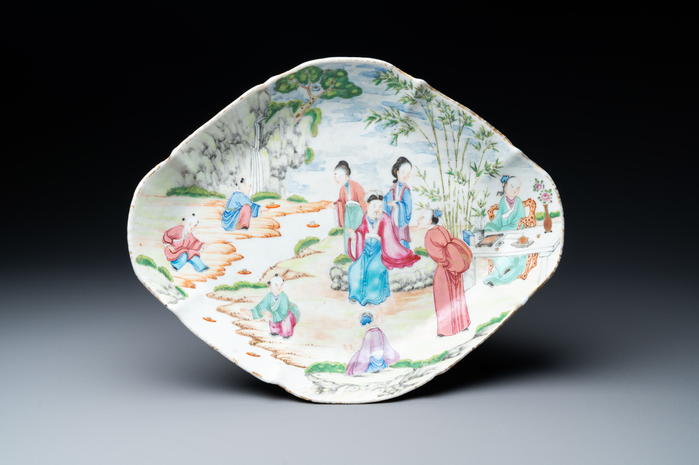 Un bol sur piedouche en porcelaine de Chine famille rose de Canton, 19&egrave;me