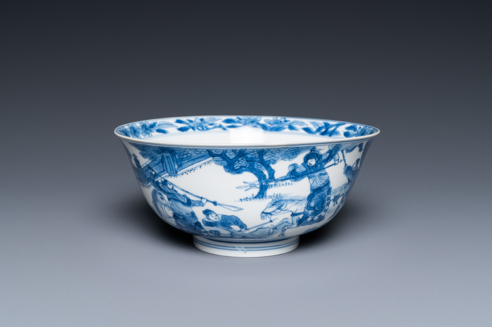 Un bol en porcelaine de Chine en bleu et blanc &agrave; d&eacute;cor d'une sc&egrave;ne de guerre, marque de Chenghua, Kangxi