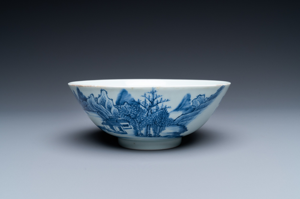 Un bol en porcelaine de Chine 'Bleu de Hue' pour le Vietnam, dat&eacute; 1828