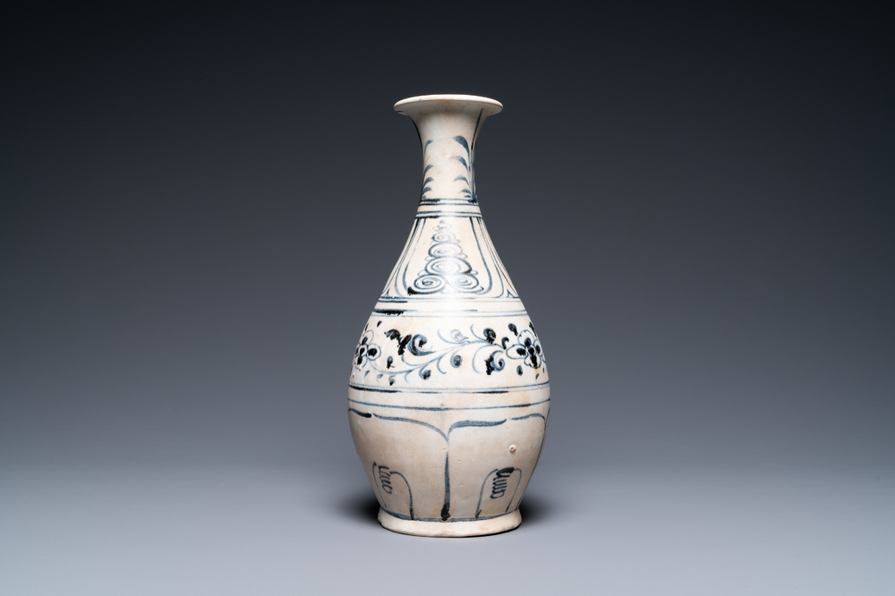 A Vietnamese or Annamese blue and white vase from the Hoi An shipwreck, 15/16th C.