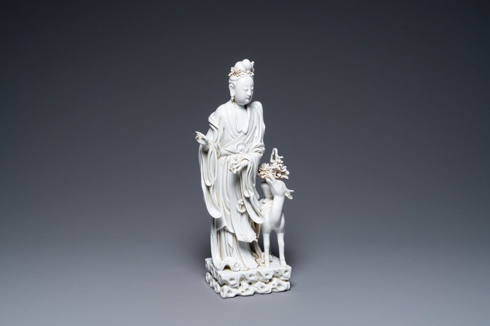 Un groupe en porcelaine blanc de Chine de Dehua figurant Magu et un cerf, marque illisible, R&eacute;publique