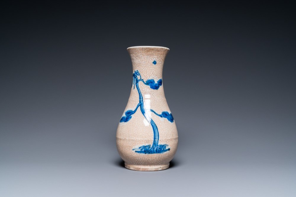 Een Chinese blauw-witte vaas met craquel&eacute; fond, Kangxi