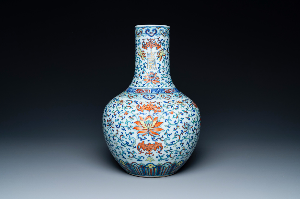 Un vase de forme bouteille en porcelaine de Chine doucai &agrave; d&eacute;cor de rinceaux de lotus, marque de Qianlong, 18/19&egrave;me