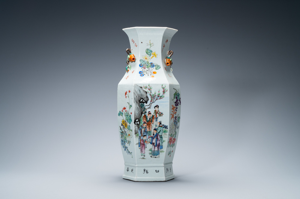 Un vase de forme hexagonale en porcelaine de Chine qianjiang cai, sign&eacute; Hong Buyu et dat&eacute; 1913