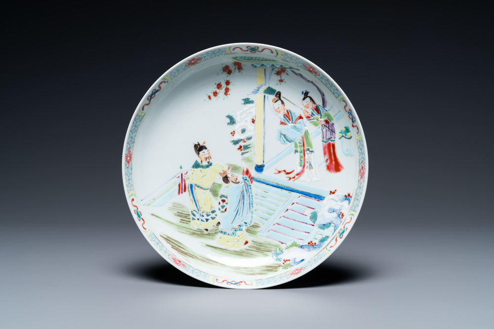 Een Chinees famille rose bord met verhalend decor, Qianlong