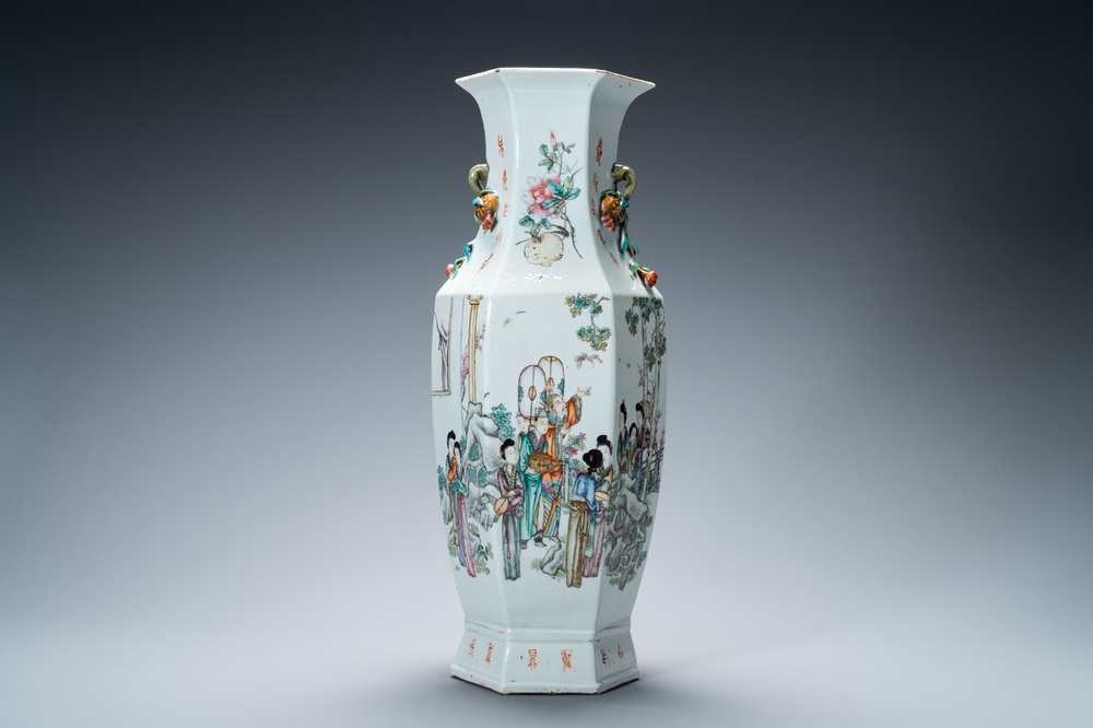 Un vase de forme hexagonale en porcelaine de Chine qianjiang cai, sign&eacute; Cai Yun Xuan et dat&eacute; d&eacute;cembre 1916