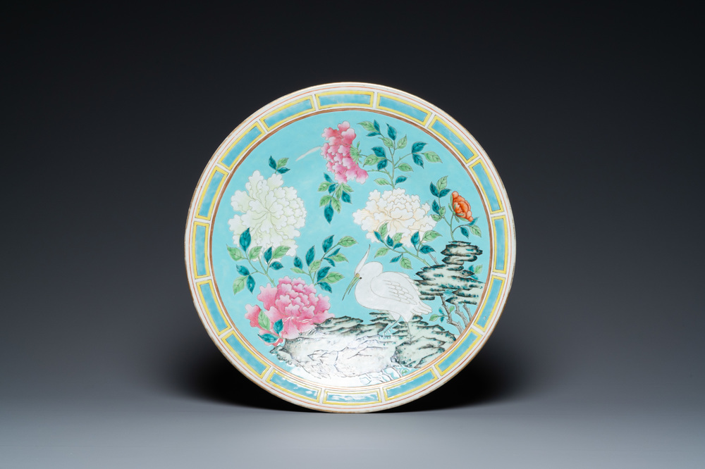 Een grote Chinese famille rose schotel met turquoise fondkleur, Guangxu merk en periode