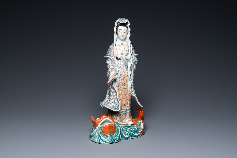 Une grande figure de Guanyin sur un poisson en porcelaine de Chine famille rose, marque Hui Guan Deng Chang Rong Zao, 19&egrave;me