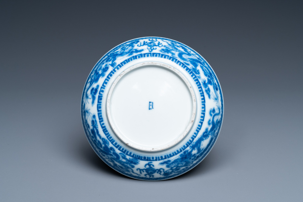 Een Chinees 'Bleu de Hue' bord voor de Vietnamese markt, Nhat merk voor keizer Minh Mang, 1820-1839