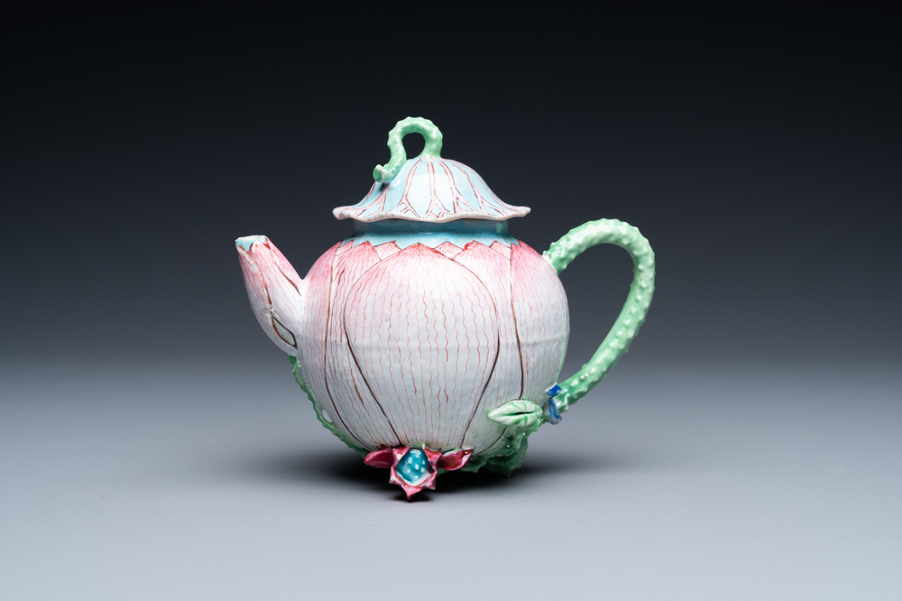 Une th&eacute;i&egrave;re couverte en forme de lotus en porcelaine de Chine famille rose, Yongzheng