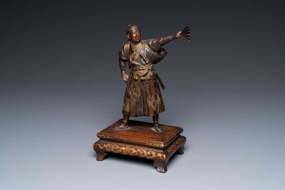 Een Japanse gepatineerde en vergulde bronzen figuur van een krijger, gesign. Miyao, Meiji, 19e eeuw