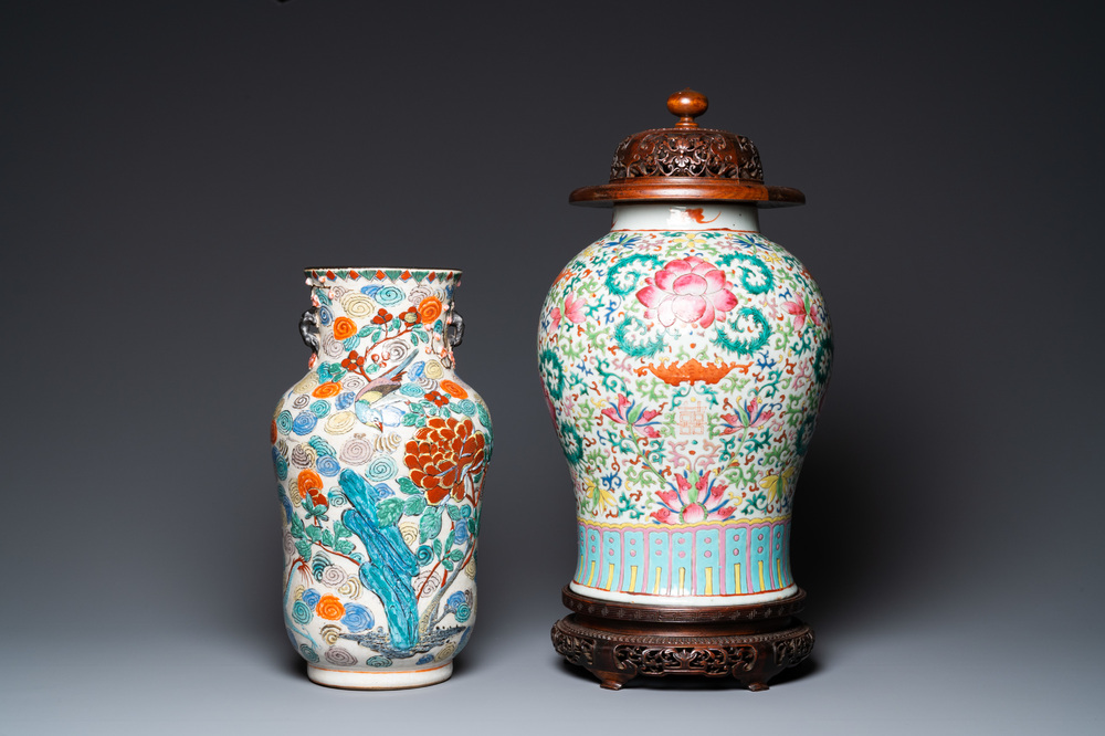 Un vase en porcelaine de Chine famille verte et un en famille rose au socle et couvercle en bois, 19&egrave;me