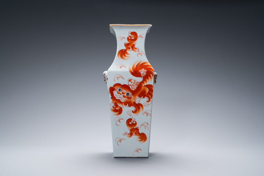 Un vase de forme carr&eacute;e en porcelaine de Chine &agrave; d&eacute;cor de lions bouddhistes en rouge de fer, 19&egrave;me