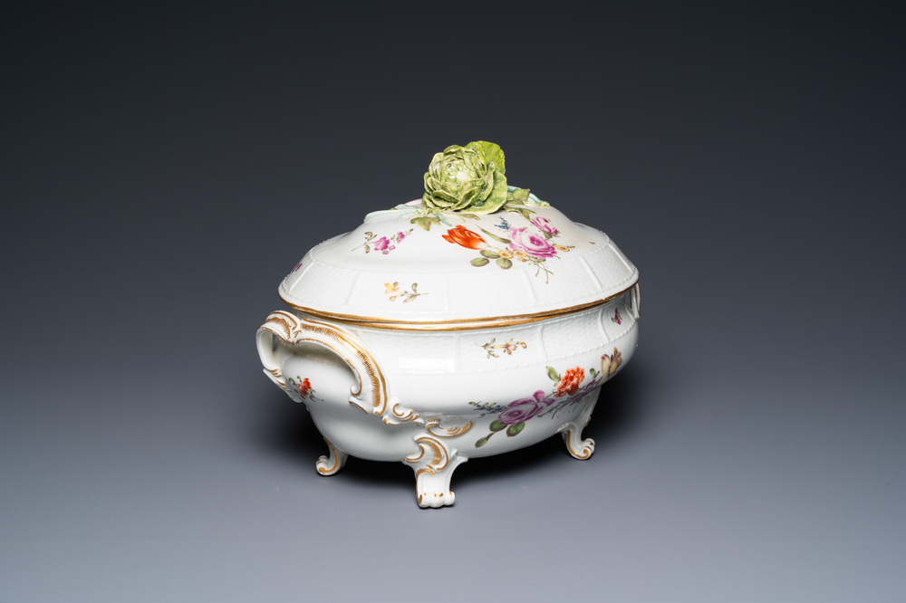 Een Duitse polychrome porseleinen dekselterrine met floraal decor, Ludwigsburg, 18e eeuw