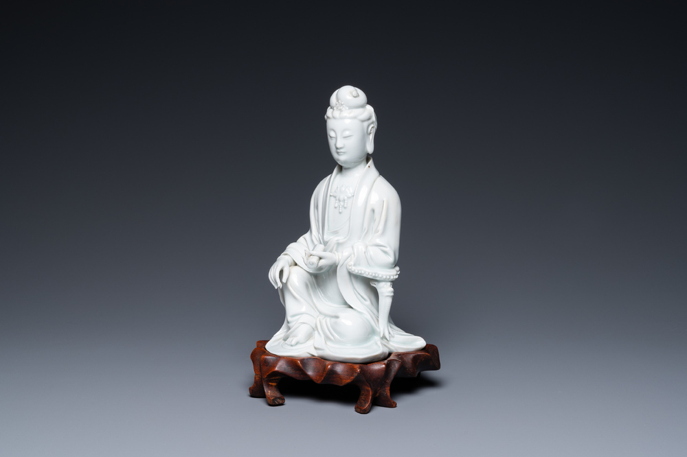 Een Chinese Dehua blanc de Chine figuur van Guanyin op houten sokkel, 19/20e eeuw