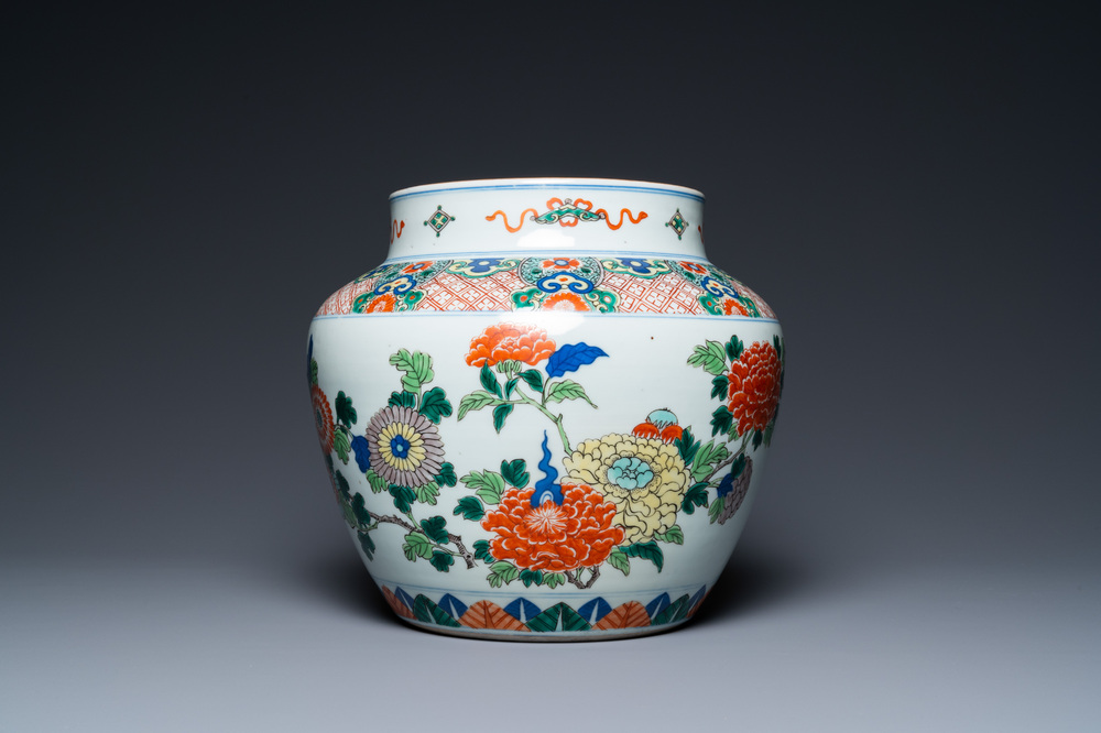 A Chinese wucai vase with floral design, 19th C.