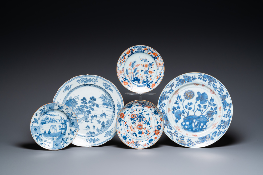Drie Chinese blauw-witte en Imari-stijl borden en twee schotels, Kangxi/Qianlong