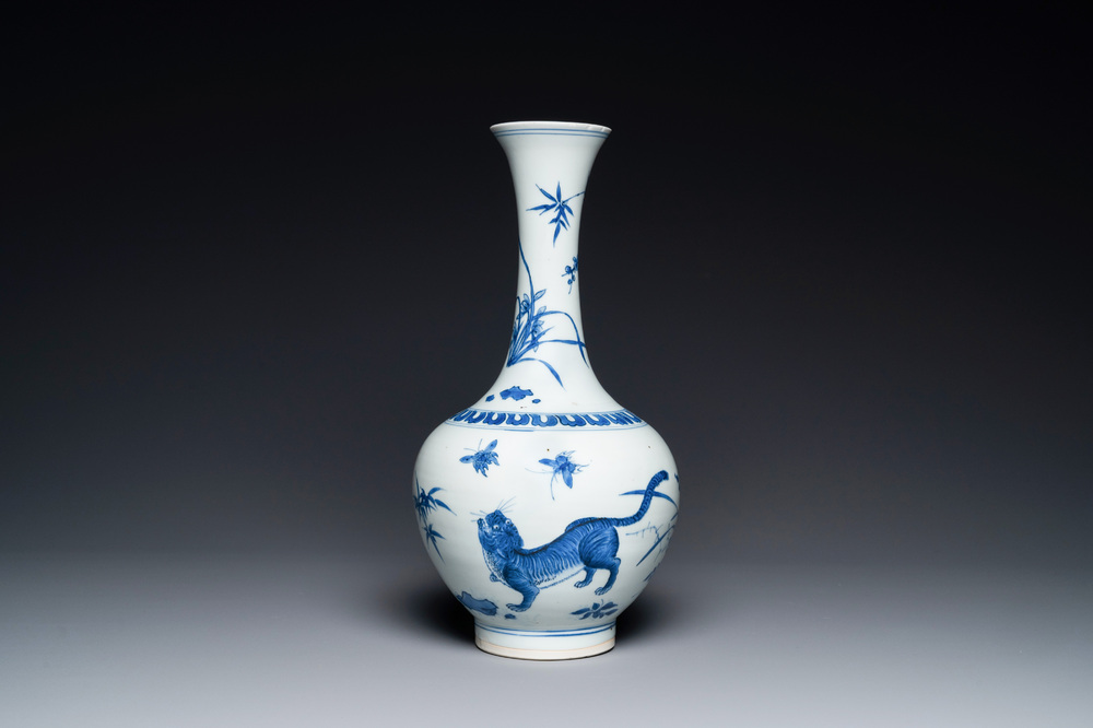 Een zeldzame Chinese blauw-witte vaas met een tijger en twee vlinders, Transitie periode