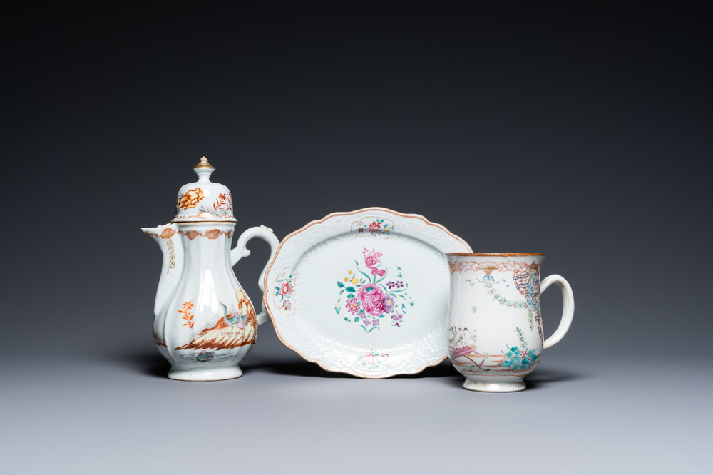 Une cafeti&egrave;re, une chope et un plat en porcelaine de Chine famille rose, Qianlong