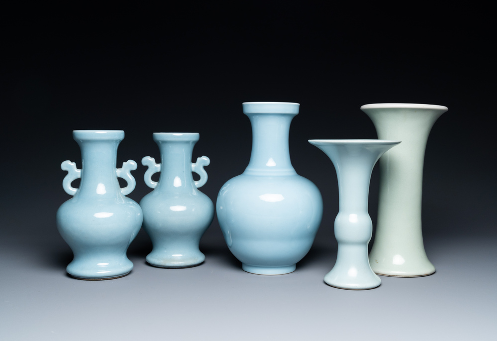 Cinq vases en porcelaine de Chine en clair de lune et c&eacute;ladon monochrome, Chine, 19&egrave;me