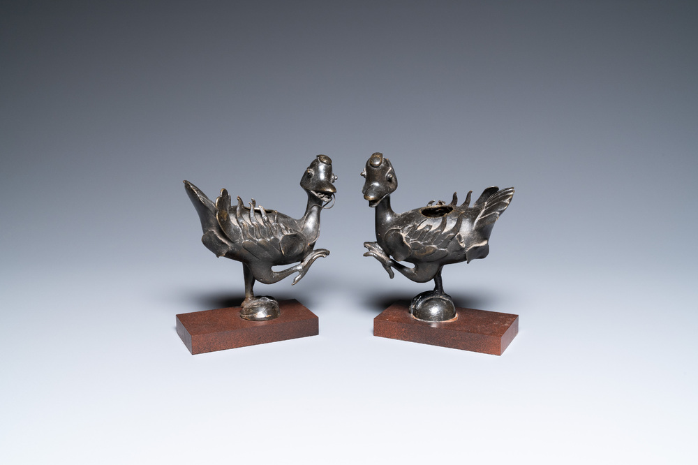 Une paire de br&ucirc;le-parfums en forme de canards mandarins en bronze, Chine, Ming