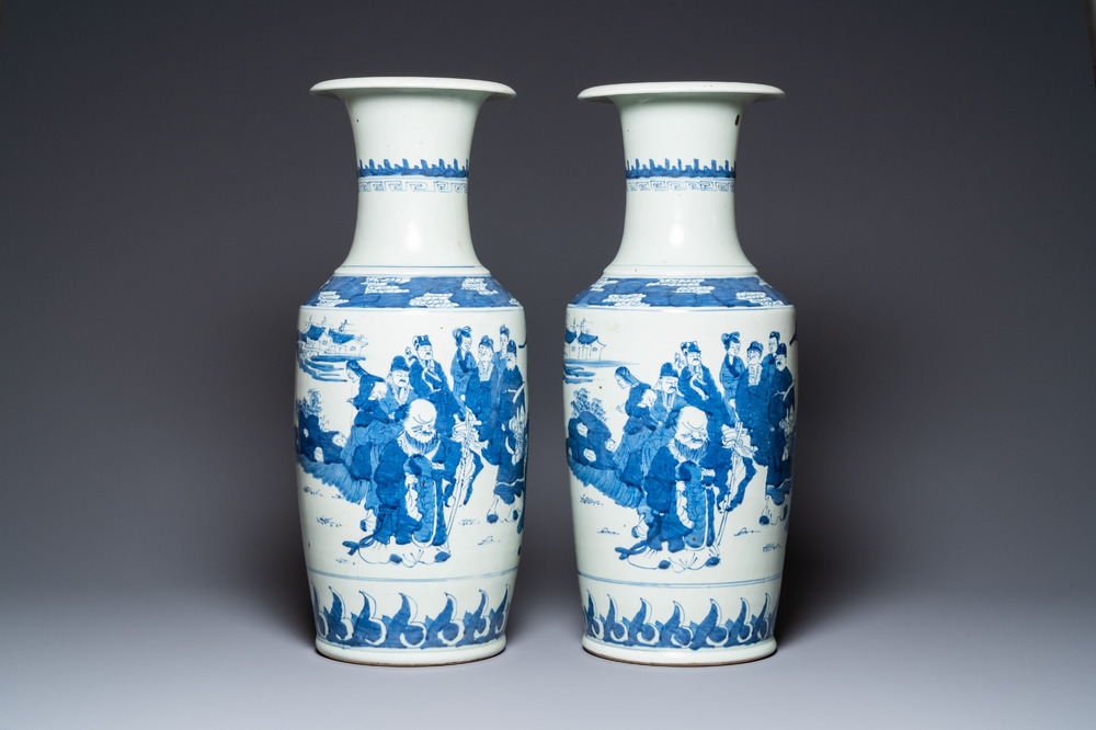 Een paar Chinese blauw-witte vazen, 19e eeuw