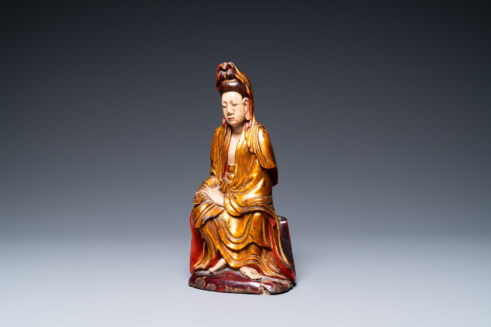 Een Vietnamese beschilderde, vergulde en gelakte houten figuur van Guanyin, 18/19e eeuw