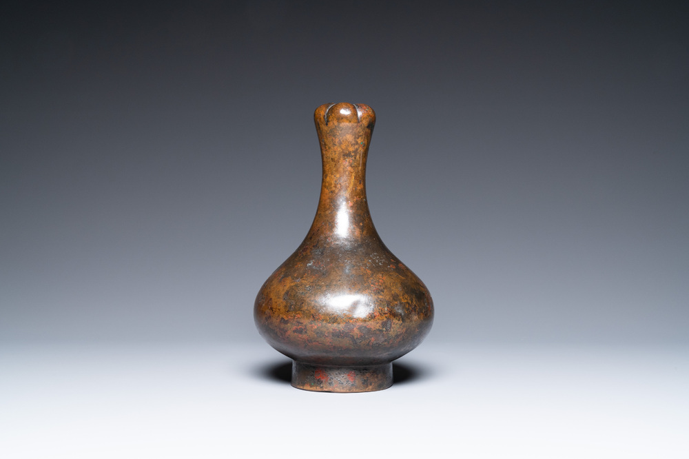 Une verseuse &agrave; vin de type 'hu' en bronze, Zhou de l'est/Han