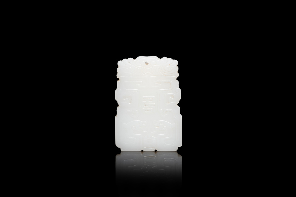 Een Chinese hanger in witte jade, Qing