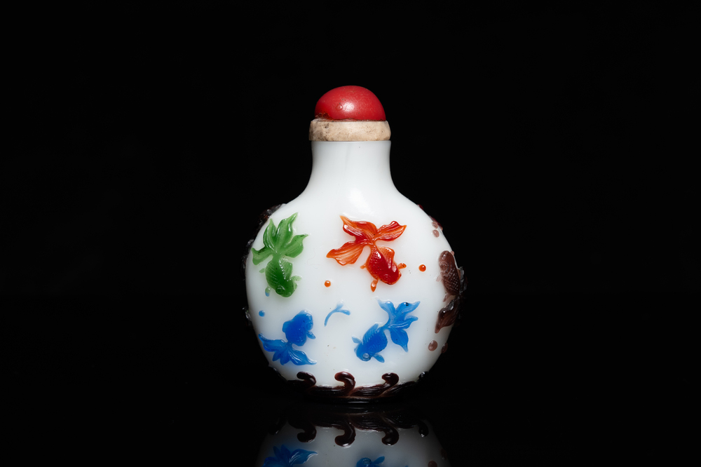 A Chinese overlay glass 'goldfish' snuff bottle, 19th C.