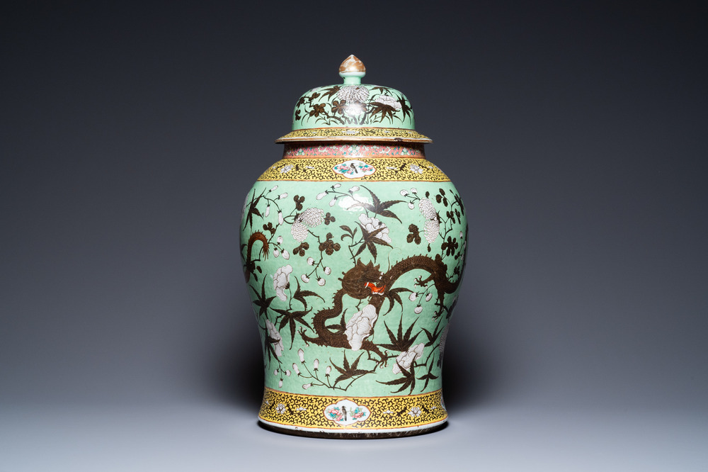 Un grand vase couvert en porcelaine de Chine 'Dayazhai' &agrave; fond vert, 19&egrave;me
