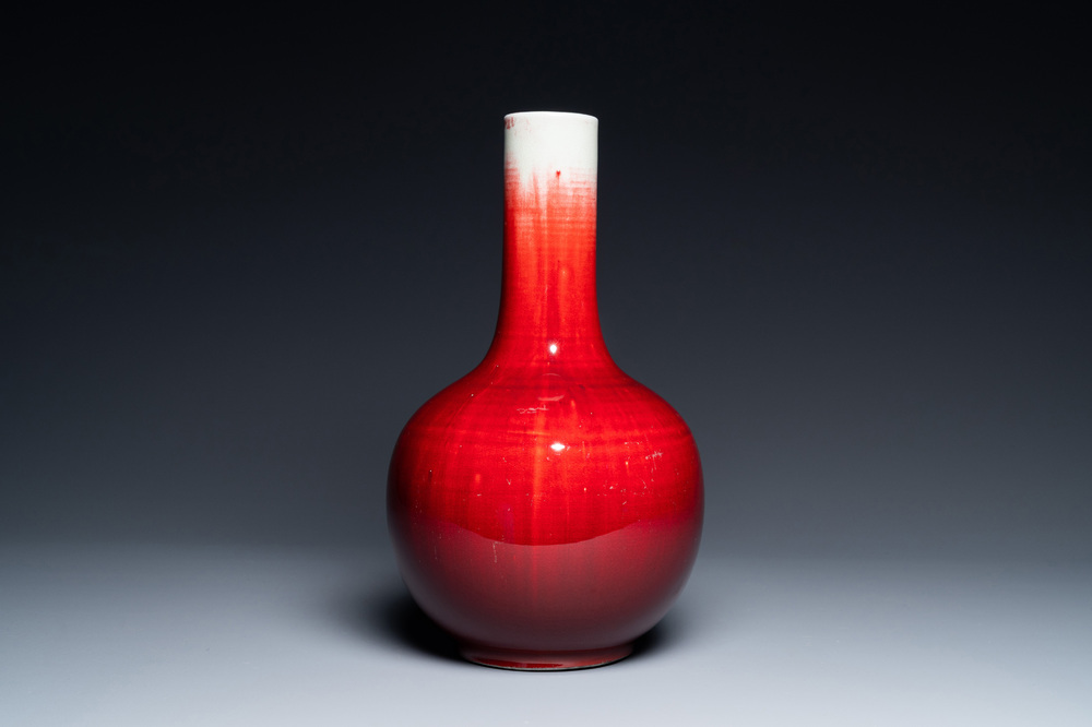 Un vase de forme bouteille en porcelaine de Chine &agrave; &eacute;mail langyao, 19/20&egrave;me