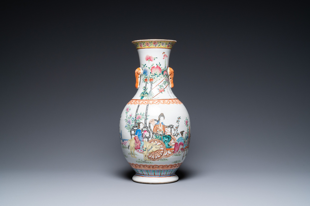 Un vase en porcelaine de Chine famille rose figurant un chariot tir&eacute; par un cerf, 19&egrave;me