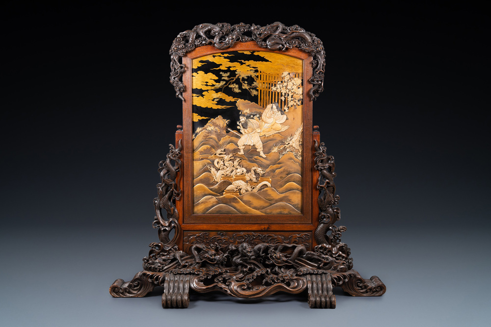 Een groot Japans houten scherm met centraal een deels verguld lakwerkpaneel bezet met ivoor, Meiji