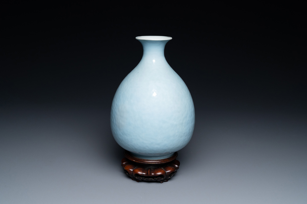 Een Chinese monochrome 'yuhuchunping' vaas met clair-de-lune glazuur, 19e eeuw
