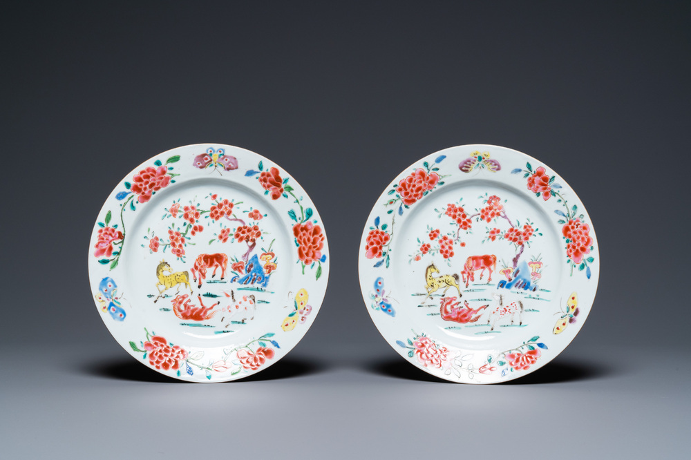 Une paire d'assiettes en porcelaine de Chine famille rose &agrave; d&eacute;cor de chevaux, Yongzheng/Qianlong