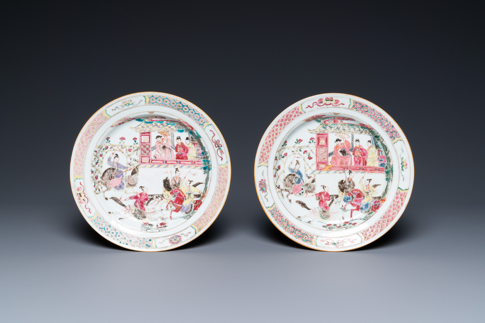 Une paire d'assiettes en porcelaine de Chine famille rose &agrave; d&eacute;cor de l'Emp&eacute;reur Yang, Qianlong