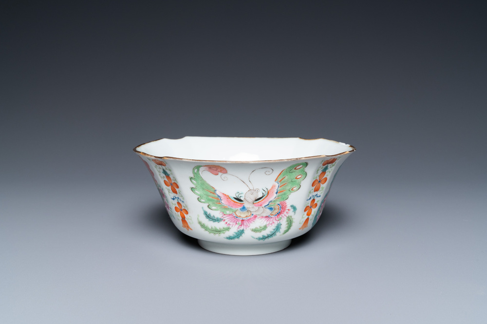 Un bol en porcelaine de Chine famille rose &agrave; d&eacute;cor de papillons, marque de Chenghua, 19/20&egrave;me