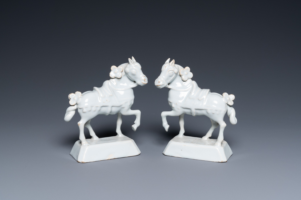 Paire de chevaux en fa&iuml;ence blanche de Delft, 18&egrave;me